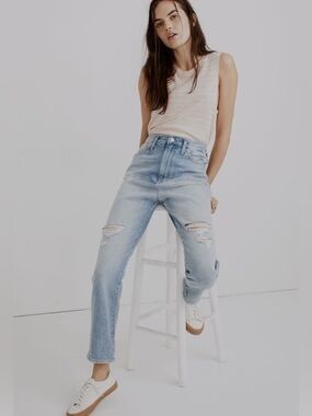 Madewell Mom Jeans Womens 27
High Rise Distressed Relaxed
Tapered Light Wash
راا